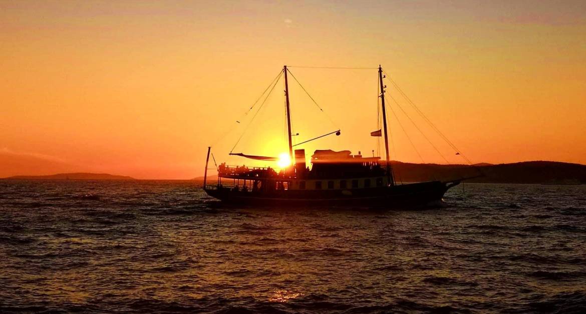 sunset boat tour with live music open bar along the coast polaris split hero